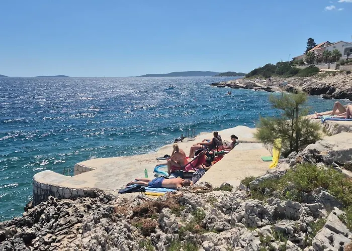 Nada Τρογκίρ
